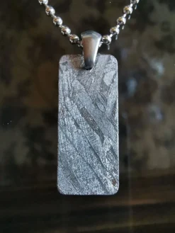 Tradera Stort vackert meteoritt hänge med halsband> Arkeologi