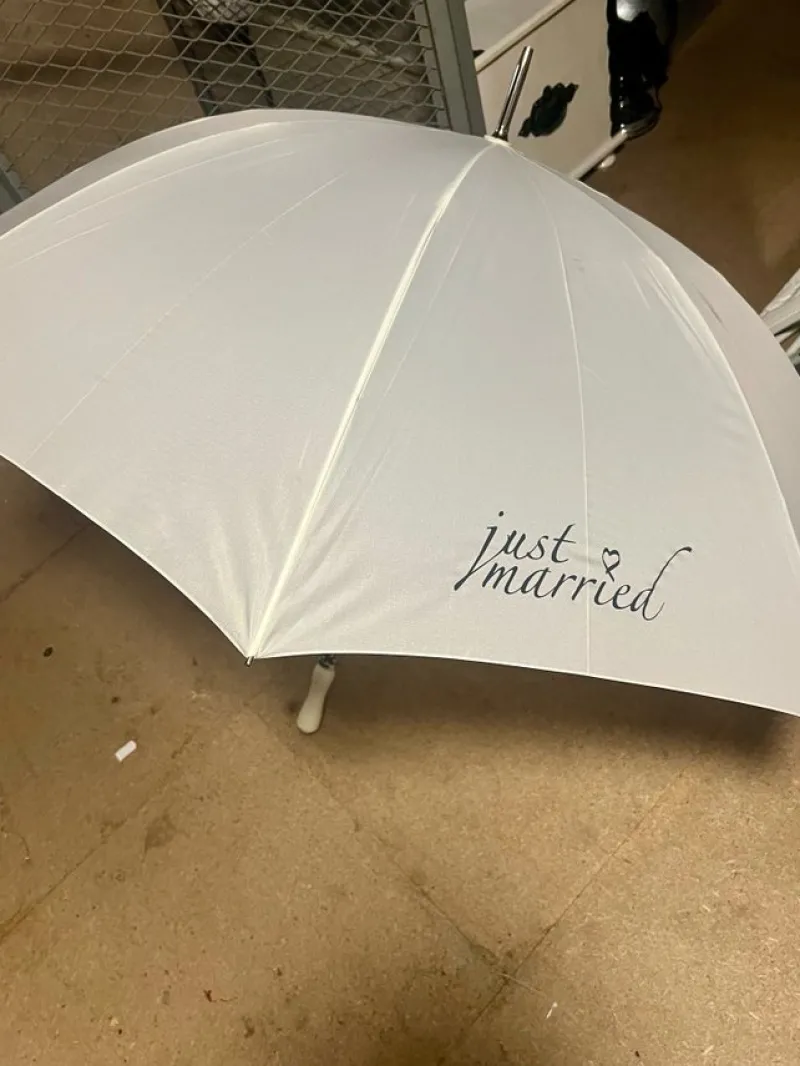 Tradera Stort vitt paraply - just married> Bröllopsaccessoarer