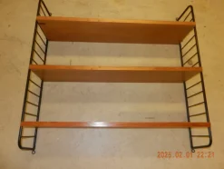 Tradera Stringhylla med tre hyllplan teak och två gavla svarta.Art.10phy^ Möbler