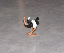 Tradera Struts svart vit beige rolig leksak kinderägg figur barn present söt gullig unik> Figurer & Leksaksvärldar