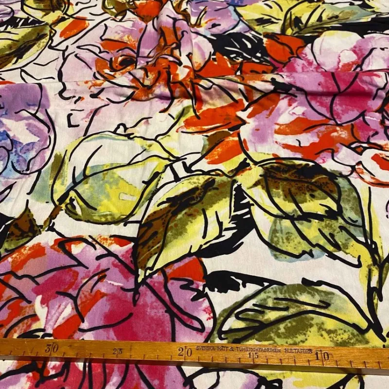 Tradera Stuvbit till klädsömnad, blommig bomullstrikå, 3 m x 140 cm^ Sömnad & Stickning