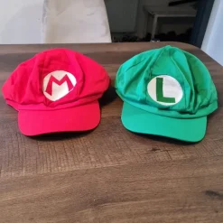 Tradera Super Mario Bros - 2 st Kepsar Mario Luigi> Figurer & Leksaksvärldar