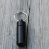 Tradera Svart pillerbox med nyckelring i aluminium, pillerburk för medicin^ Resetillbehör