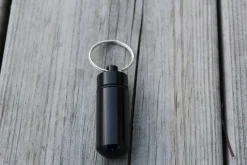 Tradera Svart pillerbox med nyckelring i aluminium, pillerburk för medicin^ Resetillbehör