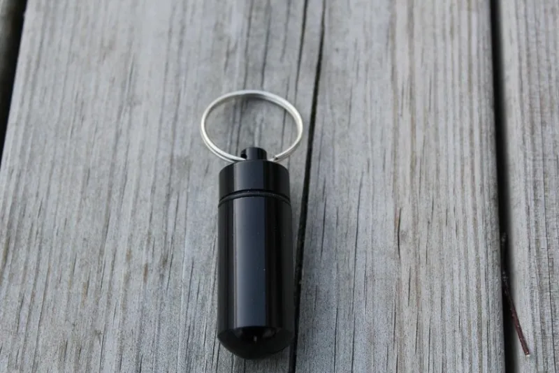 Tradera Svart pillerbox med nyckelring i aluminium, pillerburk för medicin^ Resetillbehör