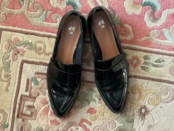 Tradera Damskor<Svarta lackpums H&M st. 39, Användna fåtal gånger