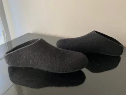 Tradera Herrskor<Svarta ulltofflor inneskor tofflor ull storlek 42
