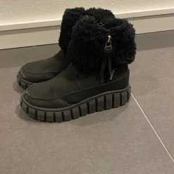 Tradera Svarta vinterboots med fuskpäls strl 32> Barnskor & Babyskor