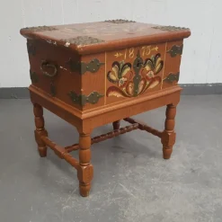 Tradera Syskrin i trä - Kurbitsmålad - Sylåda - Trälåda - 1875 - Låda - Skrin - Kista> Allmoge