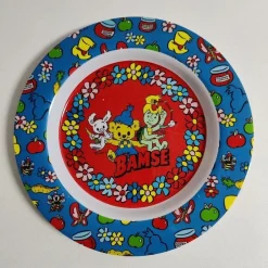 Tradera Tallrik med motiv av BAMSE och hans vänner halvdjup plast härligt motiv> Nappflaskor & Barnserviser