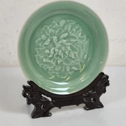 Tradera Tallrik med tallriksställ - Kinesisk celadon med glaserad porslinsplatta> Orientalisk Konst & Porslin