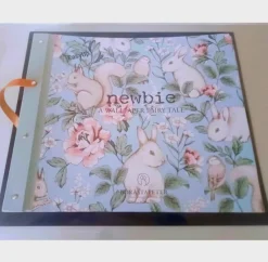 Tradera TAPETBOK NEWBIE FAIRYTALE Tapet Pyssel Möbeltapetsering Barnrum Barninredning> Färg & Tapeter