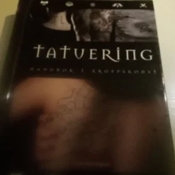 Tradera Tatuvering: Handbok i kroppskonst av Vince Hemingsson^ Tatuering