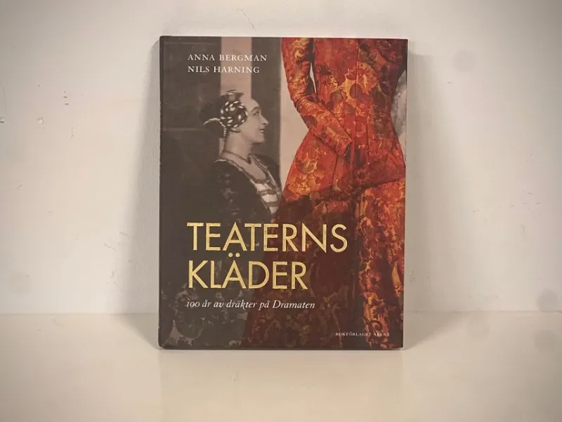 Tradera Teaterns Kläder 100 år av dräkter på Dramaten (ah)> Drama, Dans, Film & Teater