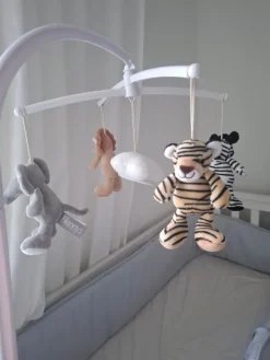 Tradera Teddykompaniet Dinglisar spjälsängsmobil> Inredning Barnrum