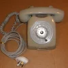 Tradera Fast Telefoni<Telefon grå plast analog med fingerskiva Televerket Sweden 1970-tal rekvisita