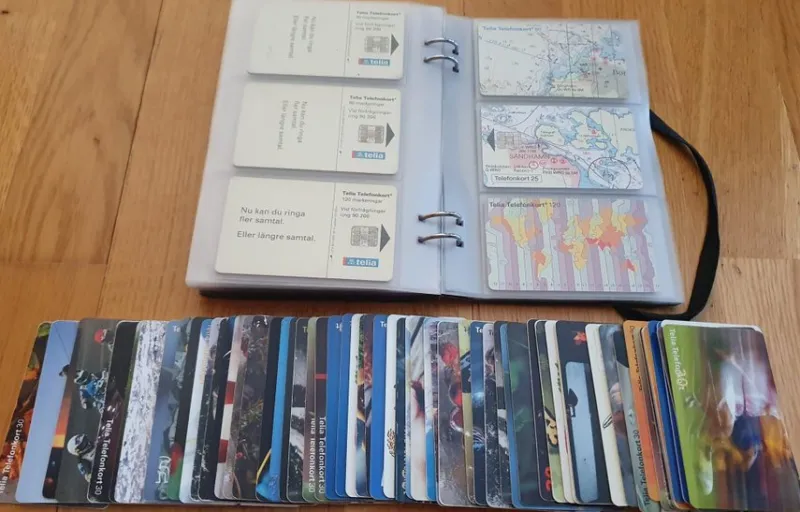 Tradera Telefonkort<Telefonkort, samling med många kort och pärm med plastfickor