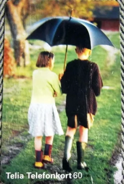 Tradera Telefonkort<Telia Telefonkort 60 markeringar Retro Syskon i regn paraply