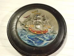 Tradera Templar Skepp Antik Färgad Relief Plåtkonst på Antik träbas^ Reliefer