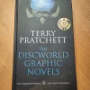 Tradera Terry Pratchett - The Discworld Graphic Novels: The Colour of Magic & The Light> Serier Övriga Världen