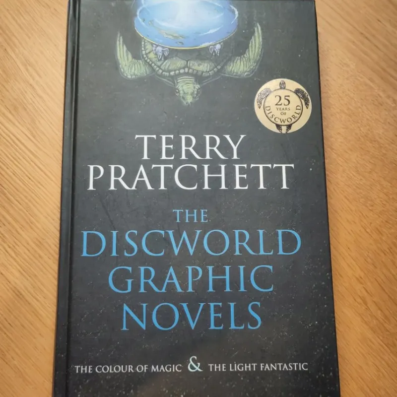 Tradera Terry Pratchett - The Discworld Graphic Novels: The Colour of Magic & The Light> Serier Övriga Världen