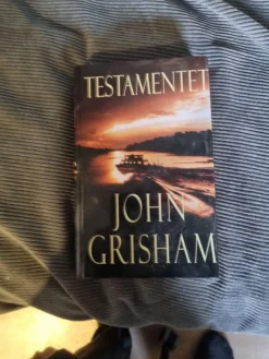 Tradera Testamentet - John Grisham> Skönlitteratur