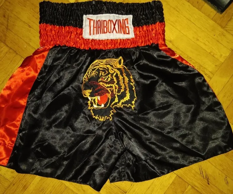 Tradera Kampsport<Thaiboxningshorts med tiger