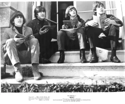 Tradera THE BEATLES - Help! - Biograf-foton - Lobbykort - 21 st^ Filmmemorabilia