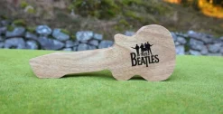 Tradera Musikmemorabilia<THE BEATLES. KLOCKA MED LÄDER ARMBAND, I TRÄ SCHATULL AV EN GITARR