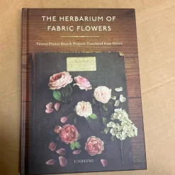 Tradera The Herbarium of Fabric Flowers: Twenty Flower Brooch Projects Translated from> Planschverk & Illustrerade Böcker