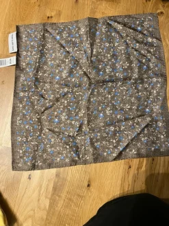 Tradera These Glory Days mörkbrun ficknäsduk med blå blommor, storlek ONE SIZE> Övriga Accessoarer