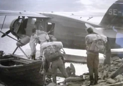 Tradera Tjusigt FOTOGRAFI,OMBORDSTIGNING på SJÖFLYGPLAN,av TOIVO STEEN,trol. 1962^ Flyg