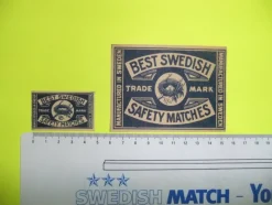 Tradera Tobakiana<Tändsticksetikett(er). Mönsterås 84. BEST SWEDISH. Typ 2. Ask+Paket