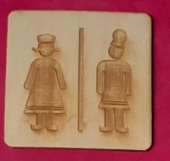 Tradera Skyltar<Toalettskylt eller till annat i björk från Stoorstålka 10x10cm Same