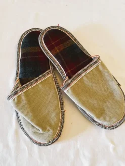 Tradera Tofflor i tyg. Resetofflor Storlek: 44-45 Nytt från shop på -70talet.^ Resetillbehör