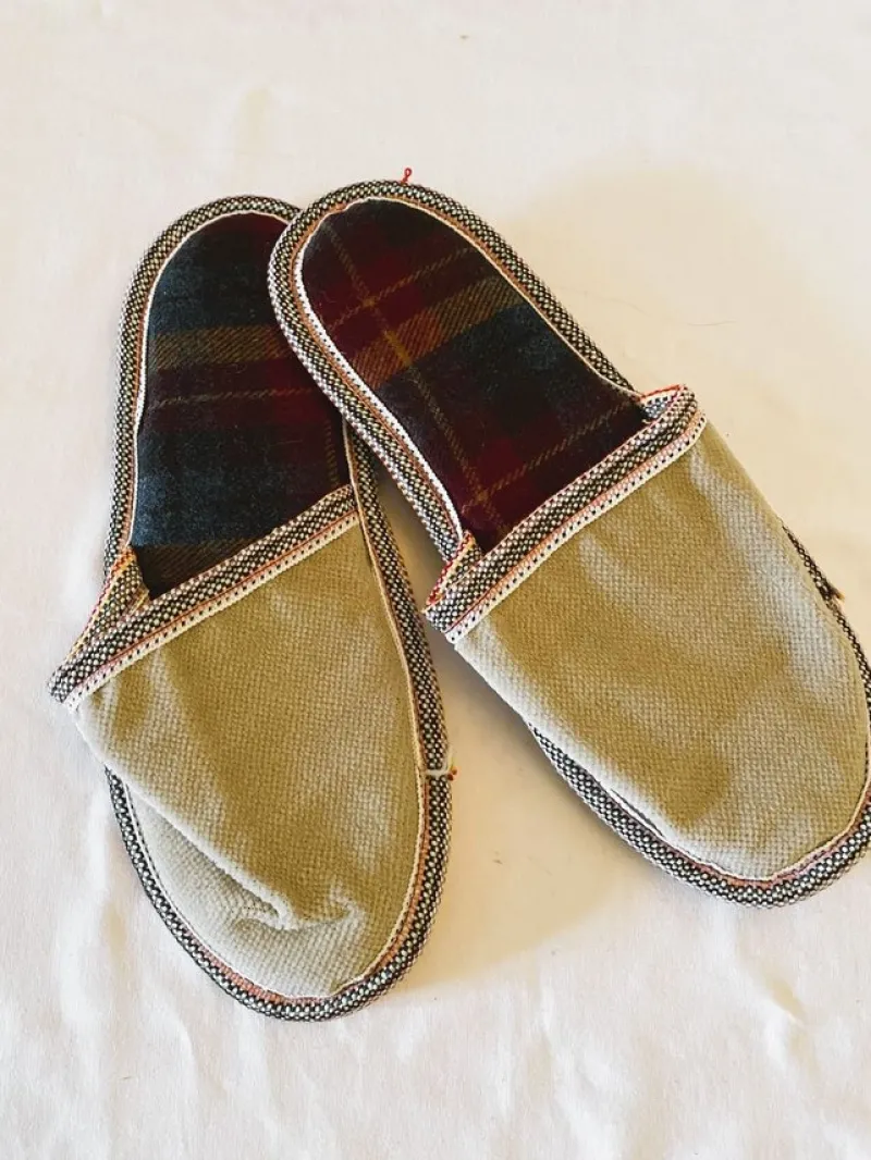 Tradera Tofflor i tyg. Resetofflor Storlek: 44-45 Nytt från shop på -70talet.^ Resetillbehör