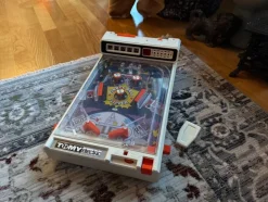 Tradera Övriga Samlarleksaker<Tomy Electric Pinngg Ball Flipper - Vintage Arkadspel (1979)