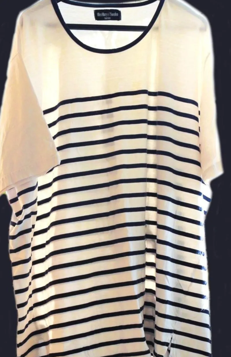 Tradera Topp i marinblått/vitt stl. 58/60^ Damkläder