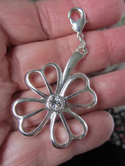 Tradera Övriga Smycken<TOPP NYSKICK * PILGRIM * VITMETALL HÄNGE *