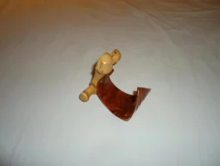 Tradera Trä klädkrok av plast med fästet i trä som kanske är rotting eller bambu> Beslag & Reservdelar