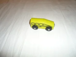 Tradera Trä ta°g vagn kan också vara en bil tillverkad av trä grön färg med magnet> Magneter