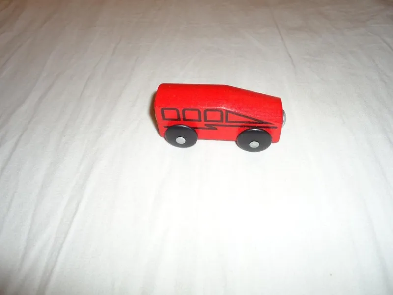 Tradera Trä ta°g vagn kan också vara en bil tillverkad av trä röd färg med magnet> Magneter