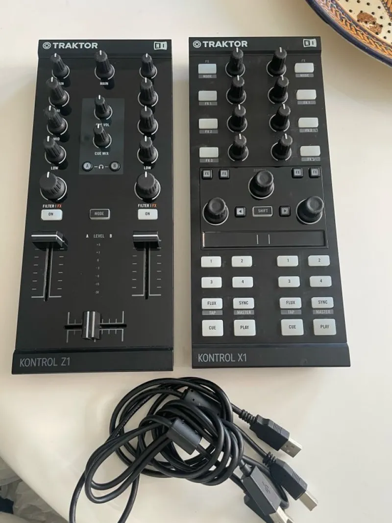 Tradera Traktor Kontrol Z1 & X1 (2x Cases included)^ Dj-utrustning