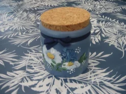 Tradera Träburk med lock - Blå burk med blommor på> Hemslöjd