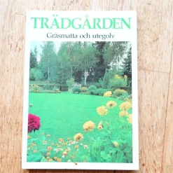 Tradera Trädgården, gräsmatta och utegolv> Botanik