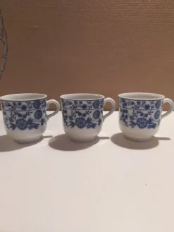 Tradera Tre fina koppar med blått blommönster Bravaria retro> Keramik & Porslin, Utländskt