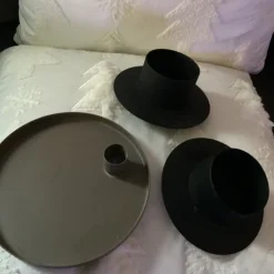 Tradera Tre fina ljusstakar i plåt, till gille- och antikljus, två svarta, en grön/grå.^ Inredningsdetaljer