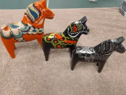 Tradera Tre handmålade Dalahästar^ Dalahästar