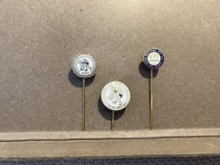 Tradera Pins & Nålar<Tre nålmärken Stockholms Brottningsförbund + VM-Klubben