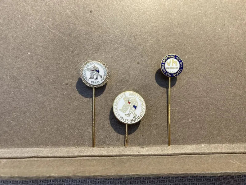 Tradera Pins & Nålar<Tre nålmärken Stockholms Brottningsförbund + VM-Klubben